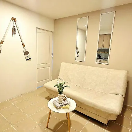 En El Laguito Con Piscina Y A Pasos De La Playa Apartamento *